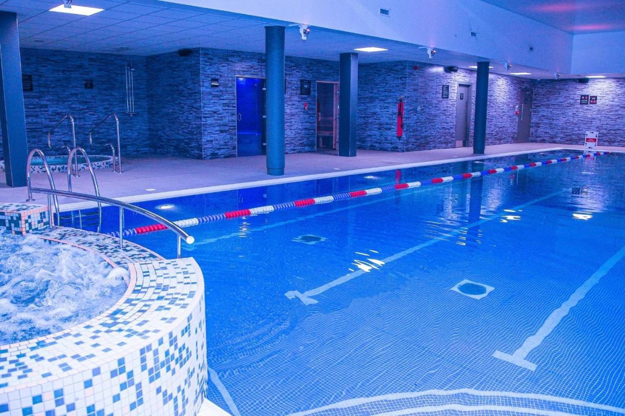 Village Hotel בראקנל מראה חיצוני תמונה