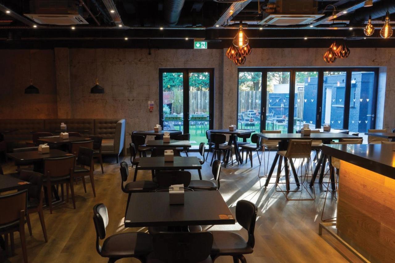Village Hotel בראקנל מראה חיצוני תמונה